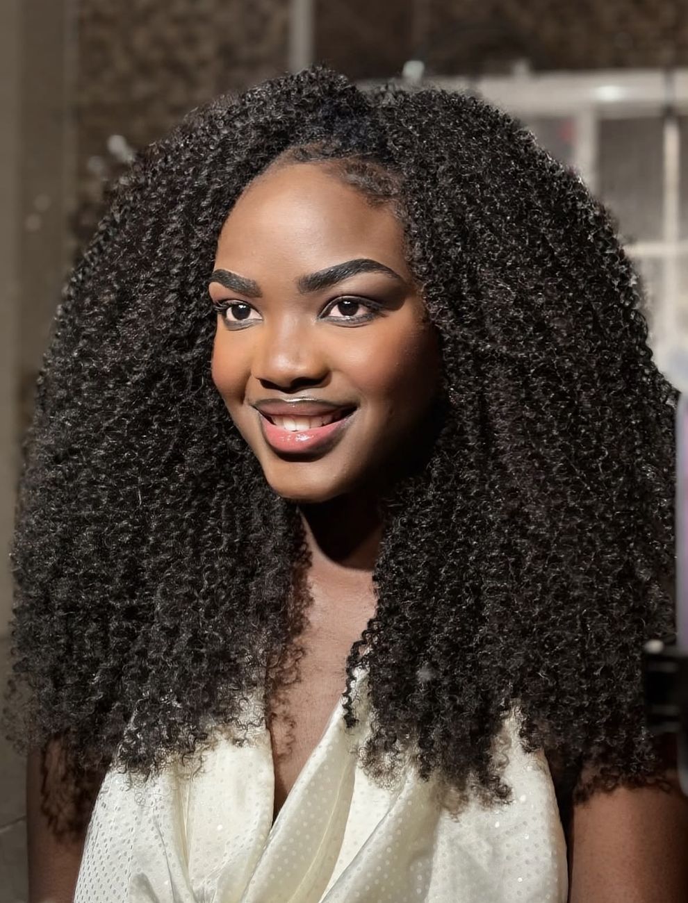 Paula Jorge com cabelo cacheado volumoso